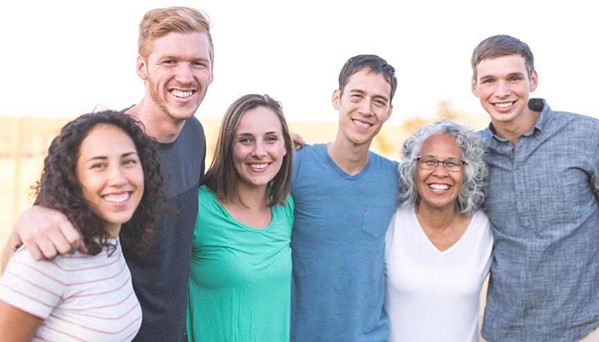 Groupe d'amis souriants.